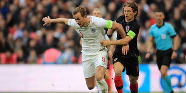 Harry Kane (England) im Laufduell mit Luka Modric (Kroatien)