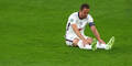 England-Stürmer Harry Kane sitzt am Rasen des Wembley Stadiums