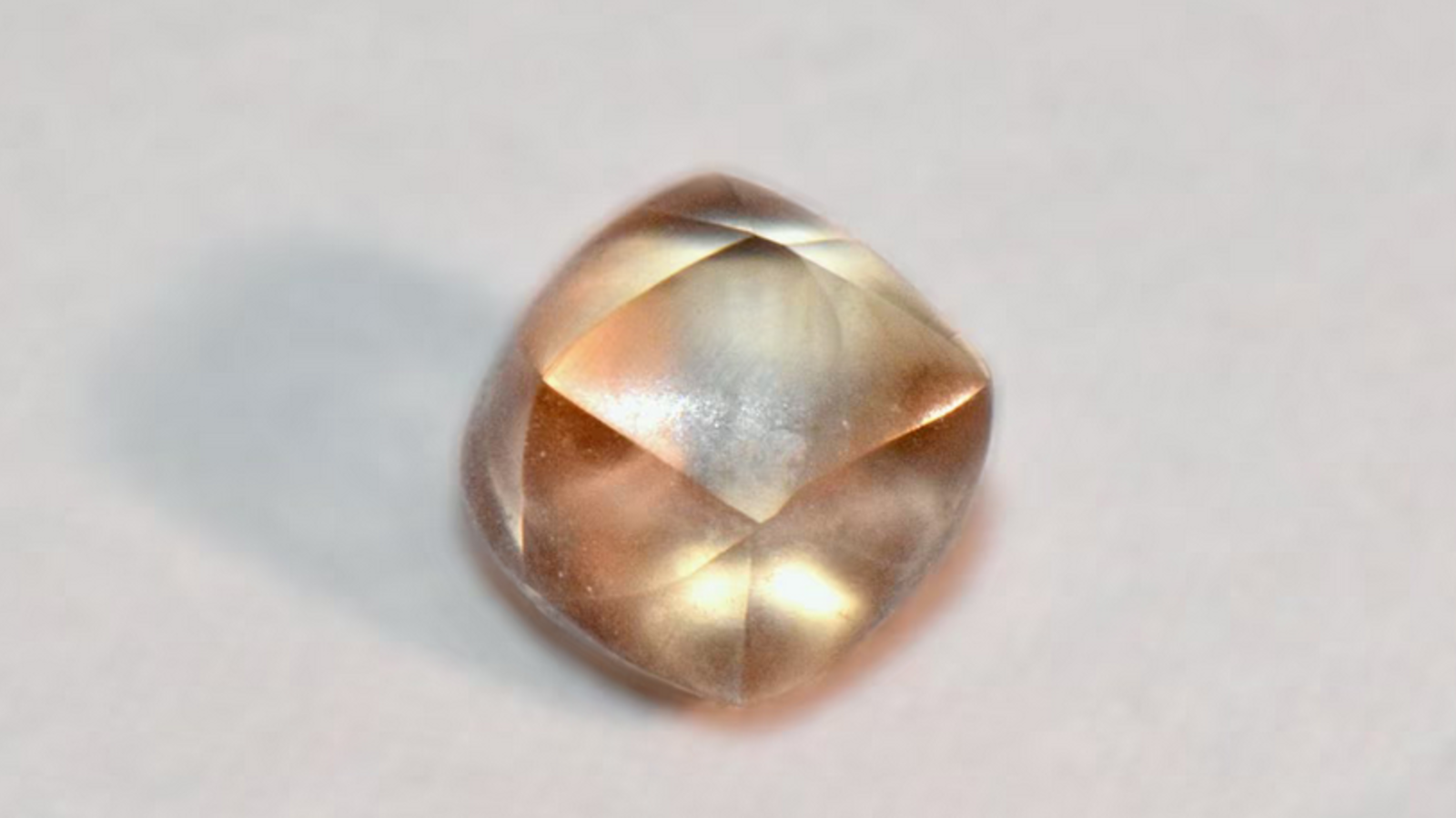 Mädchen findet 2,95 Karat Diamanten in Park oe24.at