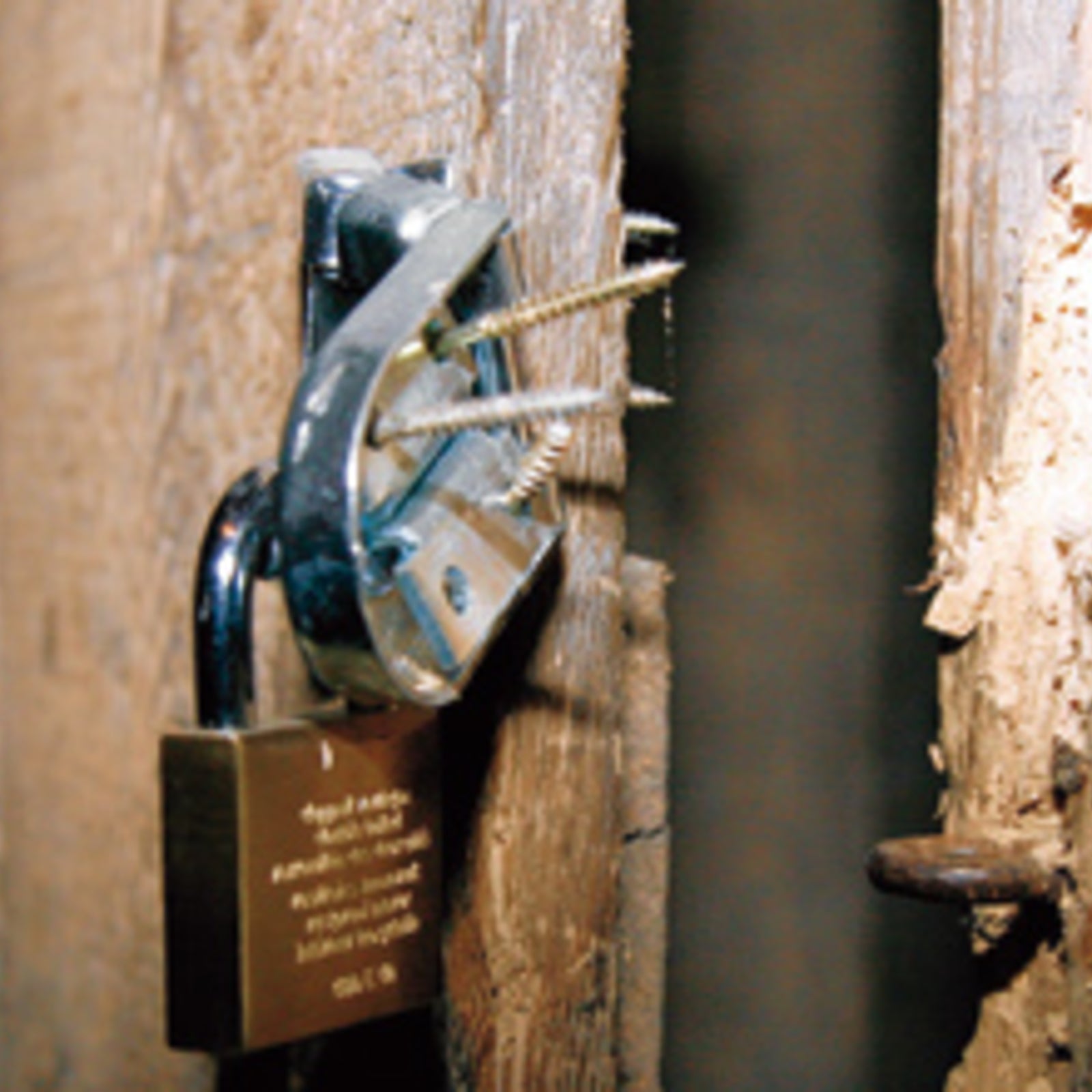 Eltern sperrten Buben nackt in den Keller - oe24.at