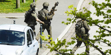 Bewaffnete Polizisten fahnden nach dem Täter