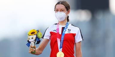 Anna Kiesenhofer it ihrer Gold-Medaille bei der olympischen Siegerehrung