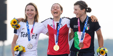 Strahlende Siegerin: Anna Kiesenhofer (Mitte) mit Silber-Gewinnerin Annemiek van Vleuten &amp; "Bronze-Dame" Elisa Longo Borghini.