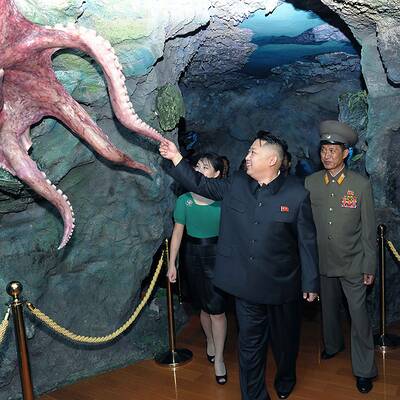 Nordkoreas Kim mit Ehefrau und Krake