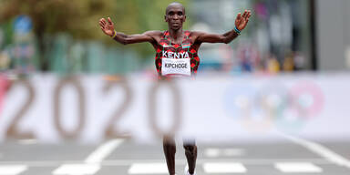 Marathonläufer Eliud Kipchoge im Zielraum bei Olympia