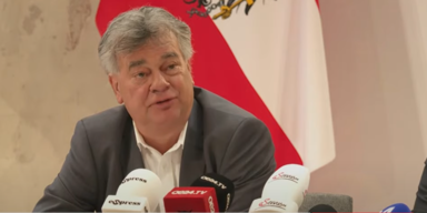 Werner Kogler auf der Pressekonferenz zum Nehammer-Video 