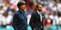 Ex-Bundestrainer Jogi Löw und England-Coach Gareth Southgate im Hintergrund