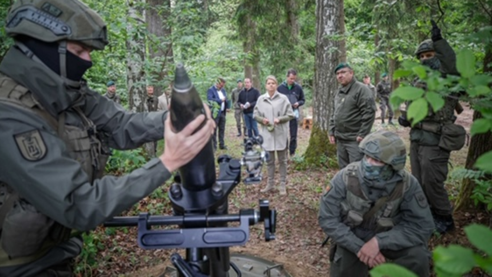 Verteidigungsministerin Tanner Auf Truppenbesuch In Amstetten - Politik ...