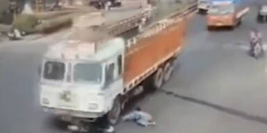 Überlebt: Frau von Lastwagen überfahren
