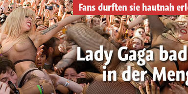 Lady Gaga badet halbnackt in Menge