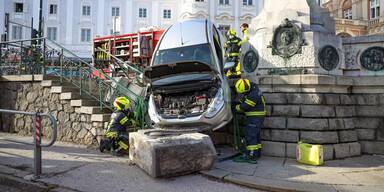 Einpark-Crash in Lambach: Pensionist kracht durch Denkmal