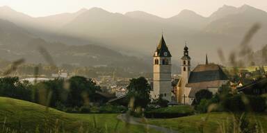 Landschaft Panorama Kitzbuehel Kirche Türme Südberge Sommer Sonnenaufgang