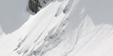 Lawine reißt Skilehrer 300 Meter mit