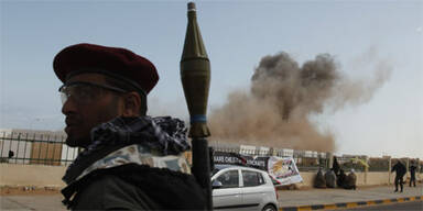 Ein libyscher Aufständischer nach einem Luftangriff auf Ras Lanouf