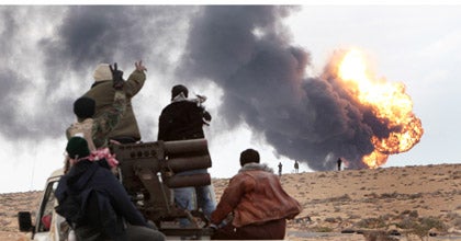 Brennende Ölanlage nahe Sedra im Osten Libyens