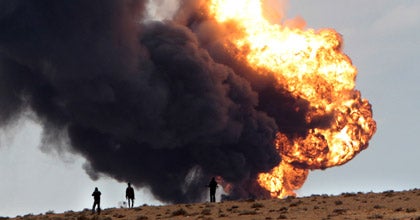 Brennendes Öllager nahe Sedra im Osten Libyens