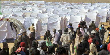 Der Flüchtlingsstrom an der tunesisch-libyschen Grenze reißt nicht ab.
