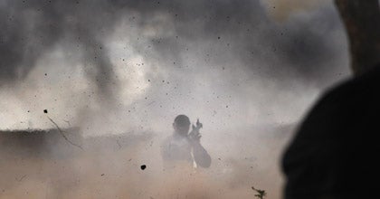 Rebellen kämpfen im Osten Libyens gegen Gaddafi-Anhänger.