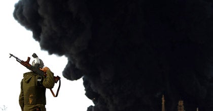Brennendes Öllager im Osten Libyens