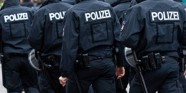 Linz: Polizisten von Partygästen angegriffen