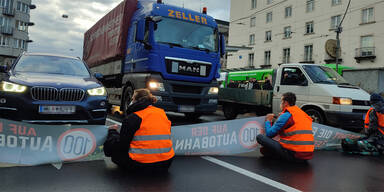 Klima-Kleber legen Verkehr in Linz lahm