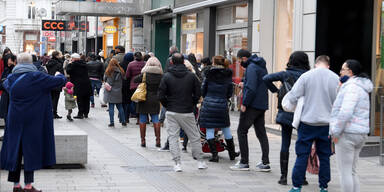 Handel lockte mit Rabatten: Tausende vor Lockdown im Shoppingwahn | Ansturm auf Geschäfte