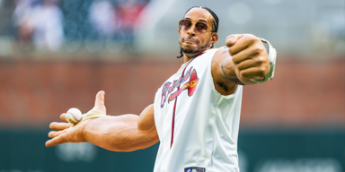 US-Rapper "Ludacris" (46) erscheint mit Riesenarmen zu Baseball-Spiel