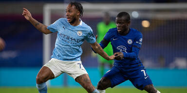 Raheem Sterling (Manchester City) im Zwiekampf mit N'Golo Kanté (Chelsea)