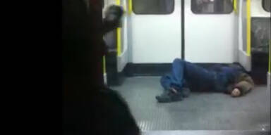 Mann kippt in U-Bahn um - keiner hilft