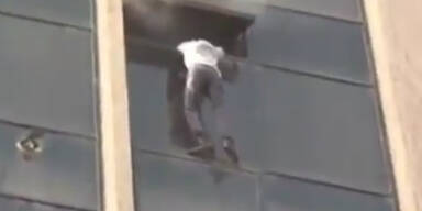 Feuer: Mann fällt aus 10. Stock in die Tiefe