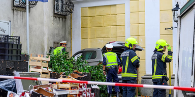 Mann rast in Marktstand