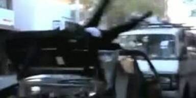 Schock-Clip: Mann zerstört sein Auto