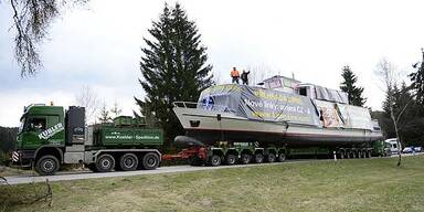 85-Tonnen-Schiff nach Transport durch OÖ am Ziel