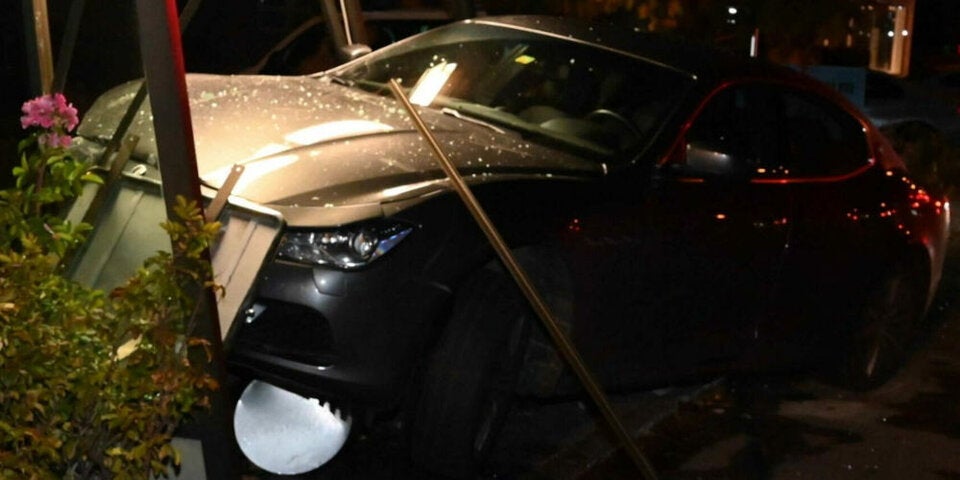 36-Jährige schießt mit Maserati Bushaltestelle ab