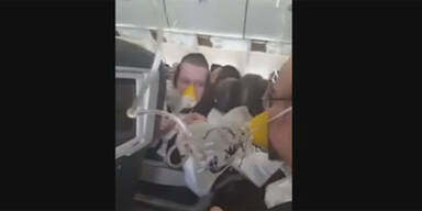 Video von Panik in Flugzeug, als Sauerstoffmasken fallen