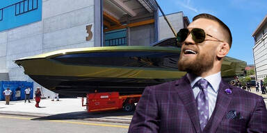 MMA-Kämpfer Conor McGregor mit seiner neuen Luxus-Yacht im Hintergrund