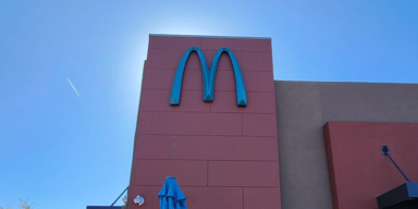 Seit über 30 Jahren: Dieser McDonalds ist Blau statt Gold