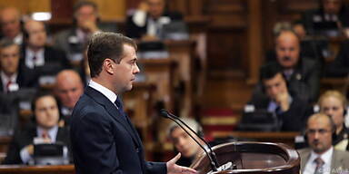 Medwedew spricht vor dem serbischen Parlament