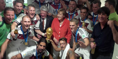 DFB-Team: Kabinenparty mit Merkel & Rihanna
