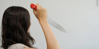 Frau (25) geht auf ihren Freund mit Messer los