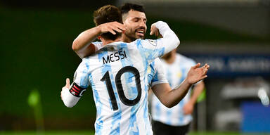 Lionel Messi umarmt Teamkollege Sergio Aguero