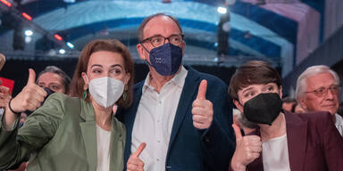 Mega-Wirbel um Maskenshow auf VdB-Wahlparty