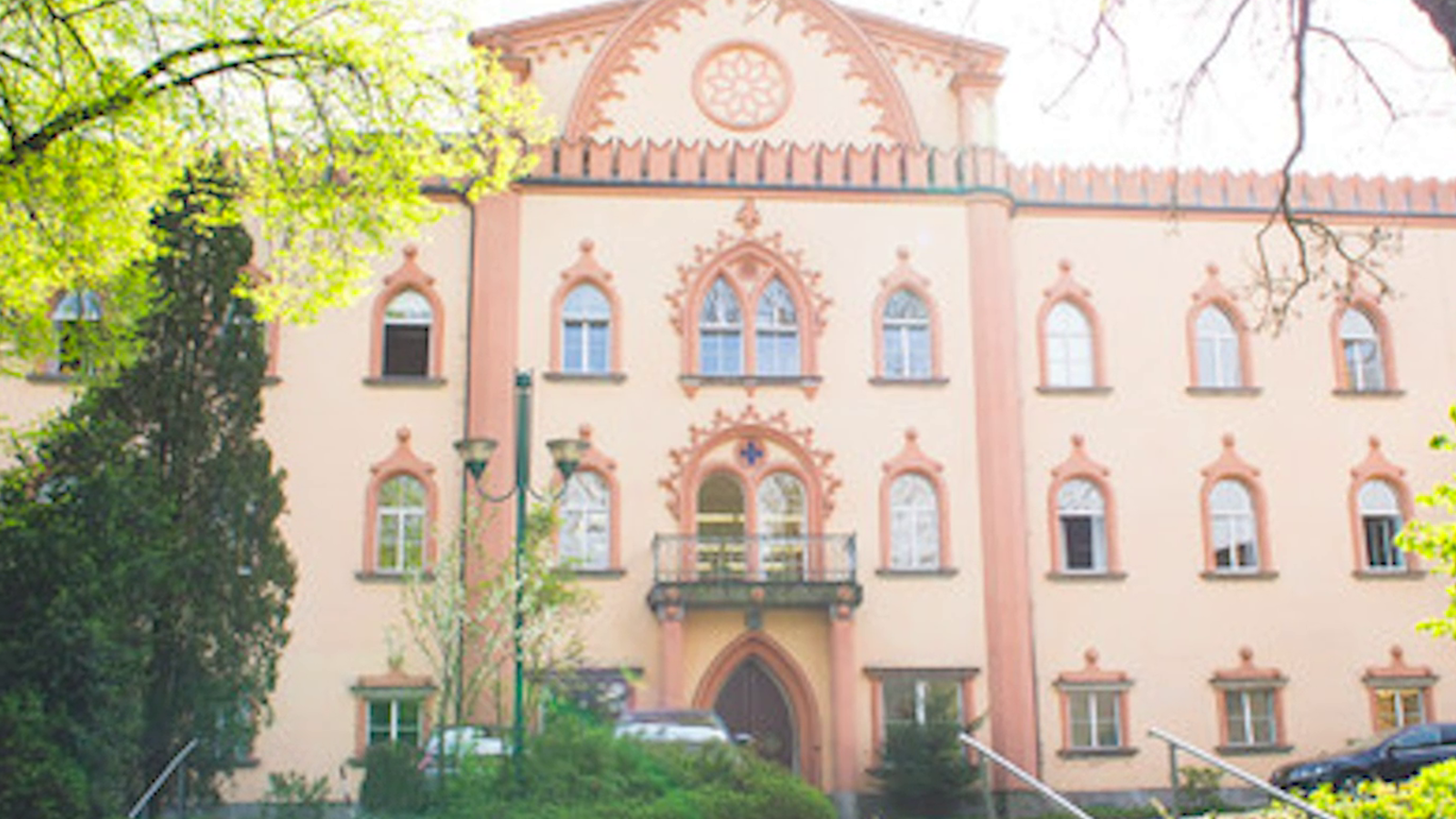 Elite-Gymnasium: Mitschülerin eingesperrt und zu Massage gezwungen ...