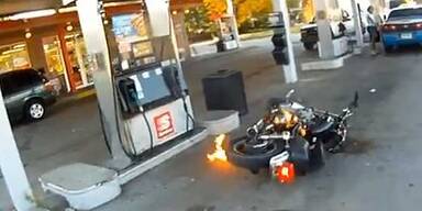 Motorrad geht an Tankstelle in Flammen auf