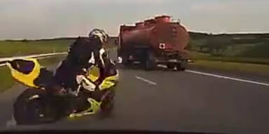 Schockvideo: Autofahrer rammt Motorradfahrer