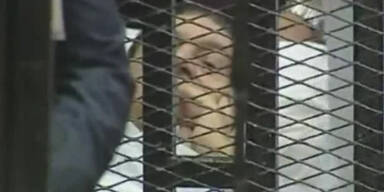 "Pharao" Mubarak im Krankenbett vor Gericht
