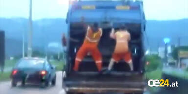 Tanzende Müllmänner bei der Arbeit