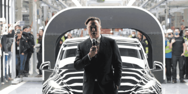 Elon Musk eröffnet seine riesige Tesla-Fabrik bei Berlin