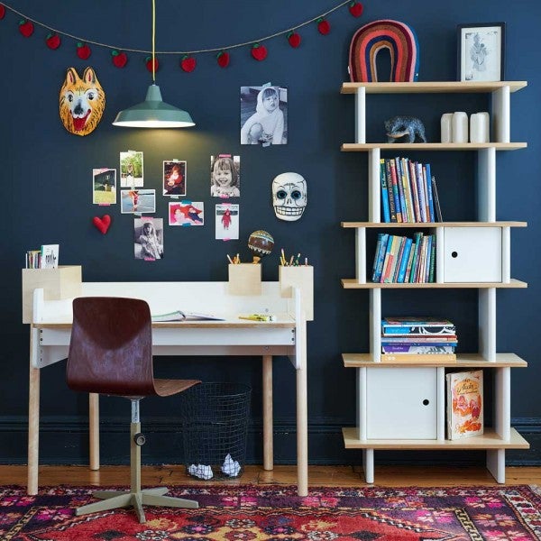 Eine klare Formsprache und zeitlose Gestaltung versprechen die Möbel von Ouef NYC. Schreibtisch Brooklyn mit integriertem Stauraum um 756 Euro, Regal Min Library von Ouef um 695 Euro. kinderraeume.com