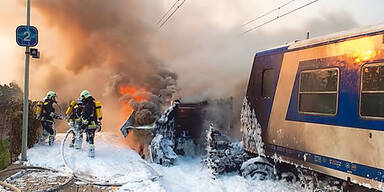 Schnellbahn  crasht in Lkw:  Explosion